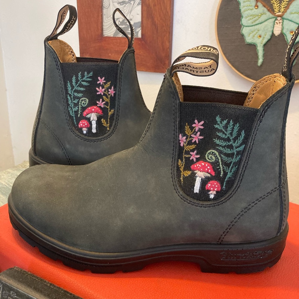 OOAK! Blundstone Classics #587 Leather Boots Women’s 8 Rustic Black Embroidered - Picture 8 of 11